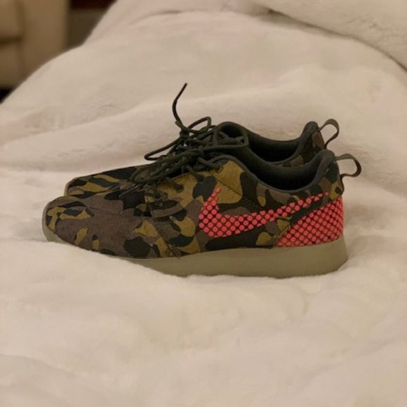 *Limited Edition* Nike Roshe Camo Swoosh Sneakers - Picture 3 of 4